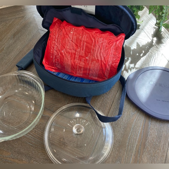 Pyrex Portables Way To Go Insulated Travel Bag Blue 8-piece Set 2QT Dish - Picture 1 of 4